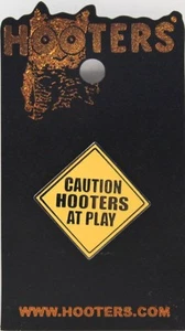 HOOTERS RESTAURANT "CAUTION HOOTERS AT PLAY" YELLOW ROAD STREET SIGN LAPEL PIN - Imagen 1 de 3