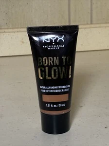 Base NYX MAQUILLAJE PROFESIONAL Born To Glow Naturally Radiant Caoba - Imagen 1 de 3