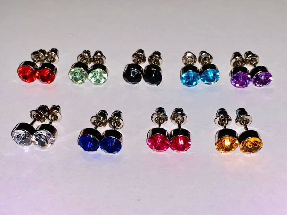 1 Paio Cristallo Zircone Orecchini 6 MM Impugnatura Acciaio Unisex Nuovo Top - Immagine 1 di 1