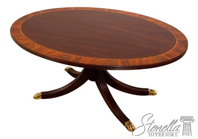 L70996: Mesa de centro ovalada con incrustaciones de bandas de caoba modelo 5241 HENKEL HARRIS Foto 1 de 4
