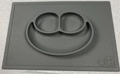 EZPZ Rana Sonriente Estera Plato Niño Plato Salvia Gris 15x10” Bandeja de Snacks Comida Foto 1 de 4