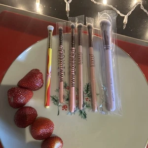 Collection Of Pink Make-up Brushes - Picture 1 of 6