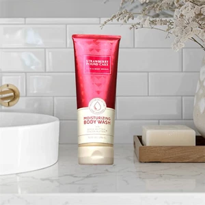 Jabón corporal hidratante Bath & Body Works Strawberry Pound Cake 10,0 onzas líquidas - Imagen 1 de 11