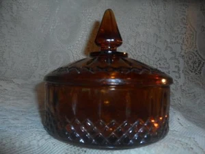 Vintage LG.Ambra Vetro Pressato Punta Diamante Vanità Polvere Puff Trinket Box Barattolo - Foto 1 di 12