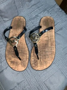 Sandalias planas MICHAEL KORS negras con tangas de corcho de gelatina talla 7 MK dorado logotipo chanclas - Imagen 1 de 5