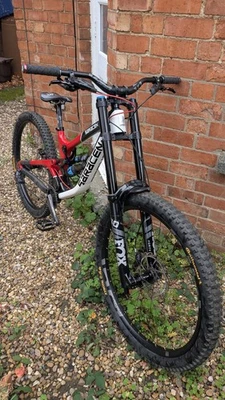 Saracen Myst Carbon Downhill Bike M, 29" Wheels, Fox 40, Fox Float X2, Good... - Image 1 of 4