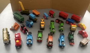 Lote de 27 piezas ferroviarias de madera vintage-“Thomas The Train Engine Wood Trains” - Imagen 1 de 8