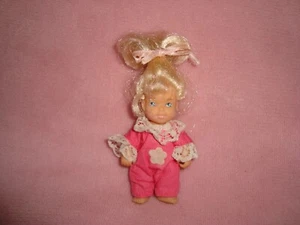 Muñeca M.I.I 1988 pequeña de plástico de 4" de alto con cabello rubio cepillable - Imagen 1 de 5