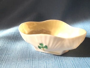 BELLEEK KLEEBLATT MUSCHEL OFFEN SALZ/NUSS SCHALE HANDBEMALT GRÜN KLEEBLÄTTER GRÜN 6. - Bild 1 von 4