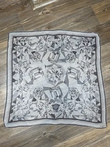 Sciarpa quadrata Cartier 100% seta grigia trasparente taglio diamante misura 84x84 cm - Foto 1 di 12