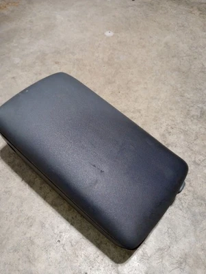 Крышка сиденья для хранения центрального подлокотника консоли Honda Element 2003-2008 годов выпуска серая от оригинального производителя - Изображение 1 из 4