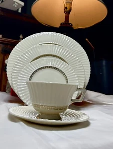 Lenox kretisch feines China 5-teiliges Set cremegold griechisches Schlüsselmuster mit Fußtasse - Bild 1 von 23