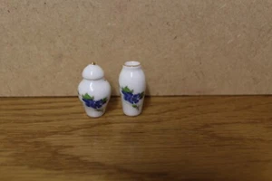  PUPPENHAUS = 2 -- hohe Vasen   - Bild 1 von 1