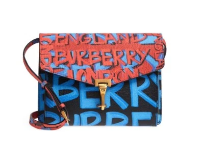 Bolso de cuero para mujer Burberry Macken con estampado de graffiti, rojo/multicolor, precio de venta sugerido por el fabricante $1,450 Foto 1 de 4