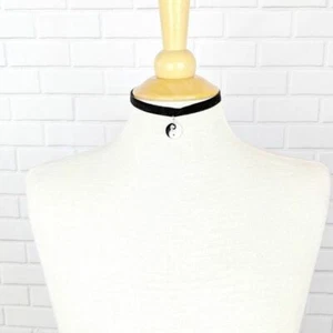 NUOVA Collana Girocollo Donna Nero Velluto Ying Yang Ragazze Boho Indie Alt - Foto 1 di 3