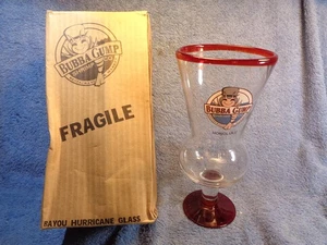 BUBBA GUMP SHRIMP CO. Bayou Hurricane Red Trim Drink HONOLULU Glas Restaurant - Bild 1 von 17