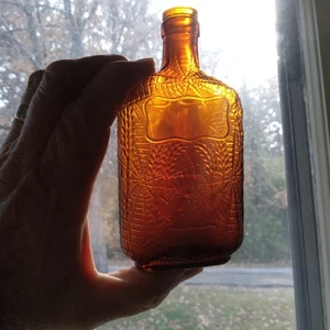 1920s AMBER SPIDER & FLY EMB IN COBWEB WHISKEY FLASK SMALL 1/4 PINT POCKET FLASK - Bild 1 von 12