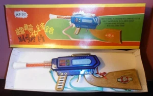 VINTAGE & VERY RARE CHINA TIN TOY MF 947 FRICTION POWERED SPACE MACHINE GUN NIB - Picture 1 of 6
