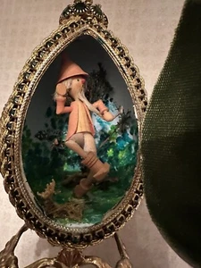 Huevo con mini - soporte - figura de madera tallada a mano diseñada a mano - Imagen 1 de 6