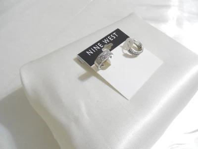 Pendientes de aro Nine West de 3/4" tono plata circonita cúbica R751 Foto 1 de 4