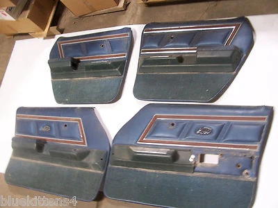 LTD 1975 4 PUERTAS JUEGO DE 4 PUERTAS PANEL REPOSABRAZOS OEM USADO FORD DELANTERO TRASERO IZQUIERDO DERECHO Foto 1 de 4
