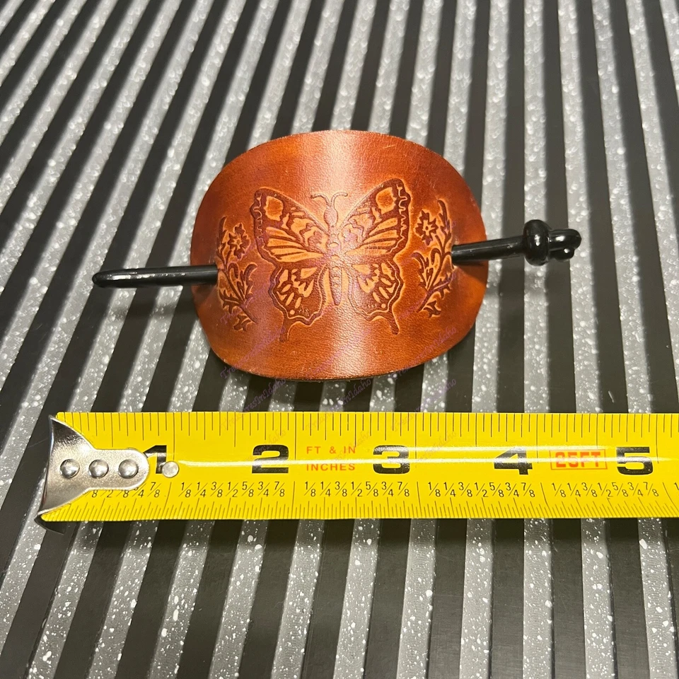 Bareta de pelo mariposa de cuero hecha a mano. mecanizado a mano Foto 1 de 2