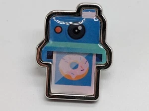 Pin de solapa de cámara estilo Polaroid foto de rosquilla - Imagen 1 de 5