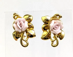 Vtg AVON 1990s 3D Pink Ceramic Rose Gold Tone Leaf Stud Flower Earrings - Picture 1 of 6