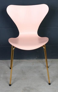Fritz Hansen Stuhl 3107 by Arne Jacobsen rosa Limited Edition Gestell Echtgold - Bild 1 von 6