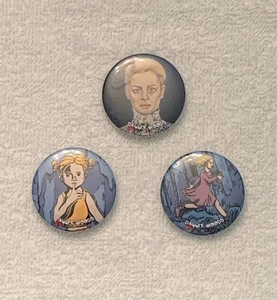 Lote de 3 prendedores de botón promocionales de personajes de videojuegos de madera de daga - Imagen 1 de 6
