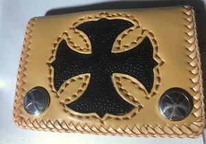 Kurze hellbraune dreifach faltbare Geldbörse aus Rindsleder mit schwarzem Rochen - Biker-Zubehör - Bild 1 von 7