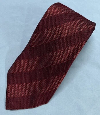 CORBATA DE CUELLO JHANE BARNES RAYAS DIAGONALES GRANATE HECHA A MANO 100 % SEDA PARA HOMBRE Foto 1 de 3