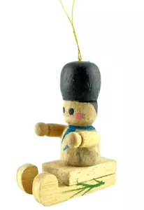 Ornamento natalizio tedesco ragazzo su slitta di legno dipinto a mano - Foto 1 di 5