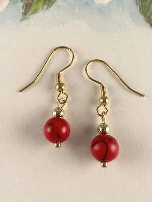 Pendientes colgantes pequeños de oro con cuentas de jaspe rojo para mujer hechos a mano joyería artesanal Foto 1 de 4