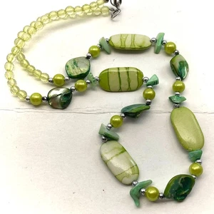 Collana di perle vintage verde acrilico lucite MOP madreperla perline B#8 - Foto 1 di 10