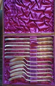 Set 6 Gabeln und 6 Messer aus versilbertem Metall | Sehr guter Zustand - Bild 1 von 8