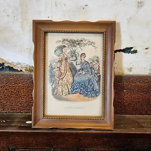 Impresiones de revistas francesas vintage de modelos de moda de 1800 en marco de madera - Imagen 1 de 5