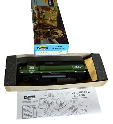 HO Scale Athearn 4702 Burlington Northern GP40 Diesel Locomotive BN #3047 NOS - Image 1 of 4