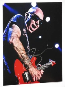 JOE SATRIANI - HAND SIGNED 8" X 10" FULL COLOUR TOUR PHOTOGRAPH - Imagen 1 de 1