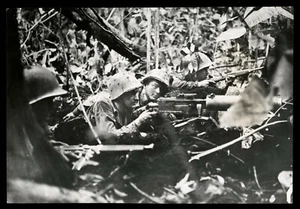 US Marines 1944 WWII Cape Gloucester Fighting in Jungle Type 1 Original Photo - Picture 1 of 2