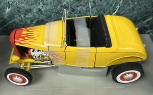NIB ERTL TOYSRUS Exclusive 1:18 1932 Ford Street Hot Rod Flames Yellow - Picture 1 of 4