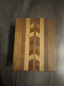 Caja de arte popular de madera geométrica con incrustaciones decorativas vintage defectos hechos a mano - Imagen 1 de 11