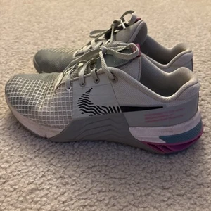 Scarpe da corsa Nike donna Metcon 8 DO9327-004 grigie sneakers taglia 8,5 - Foto 1 di 8