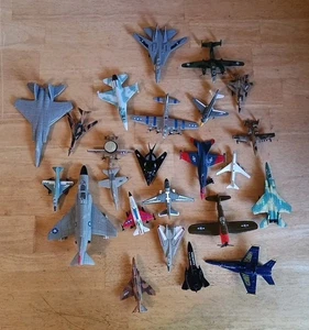 Lote de 24 Diecast Militares Combatientes Bombarderos Aviones Aviones Aviones y Otros - Imagen 1 de 5
