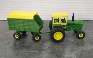 1/64 John Deere 4620 mit Fahrerhaus und Heuwagen grün und gelb Spiel Bauernhof Spaß Spielzeug - Bild 1 von 6
