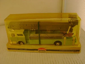 MODEL POWER PLAYART 1:48 SCALE LIME W/WHIT CAB MACK FIRE ENGINE BUCKET TRUCK NEW - Picture 1 of 4