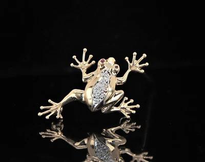 Broche prendedor colgante de rana con ojos de rubí y diamantes redondos pavé de oro amarillo de 14 k $1,750 Foto 1 de 4