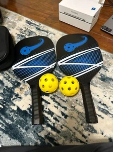 2 Gurkenballschläger und 2 Bälle. - Bild 1 von 4