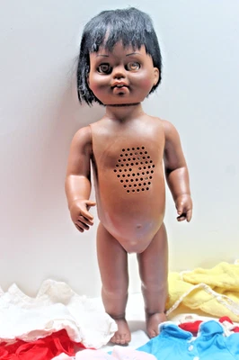 Muñeca bebé 15" negra pequeña charladora afroamericana vintage años 60 Foto 1 de 4
