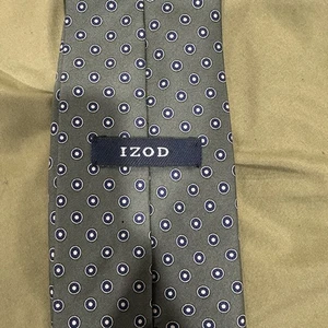 Cravatta collo uomo Izod verde blu a pois motivo geometrico 100% seta - Foto 1 di 4